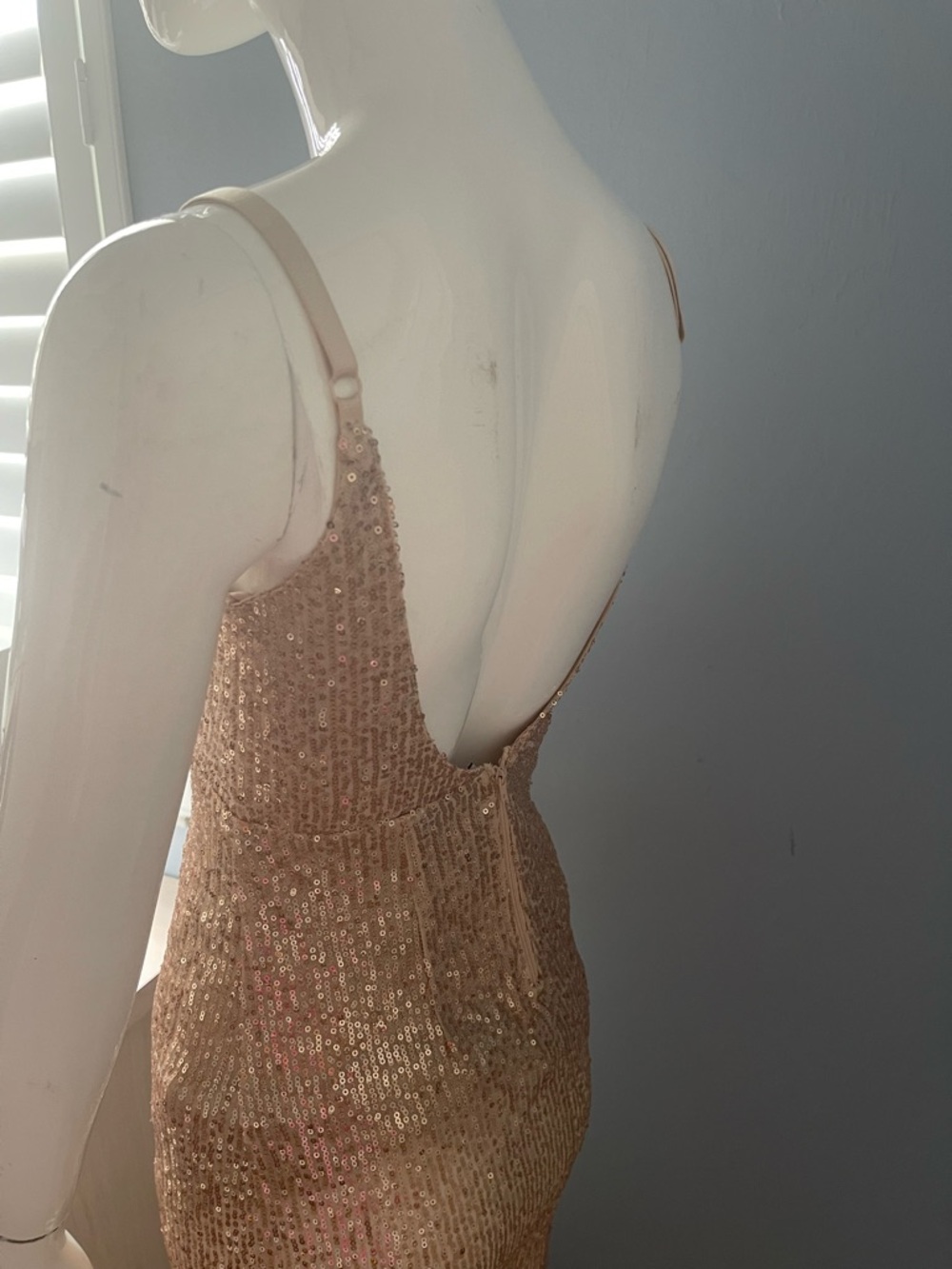 Dazzling gold sequin gown with slit - Picture 4 of 7